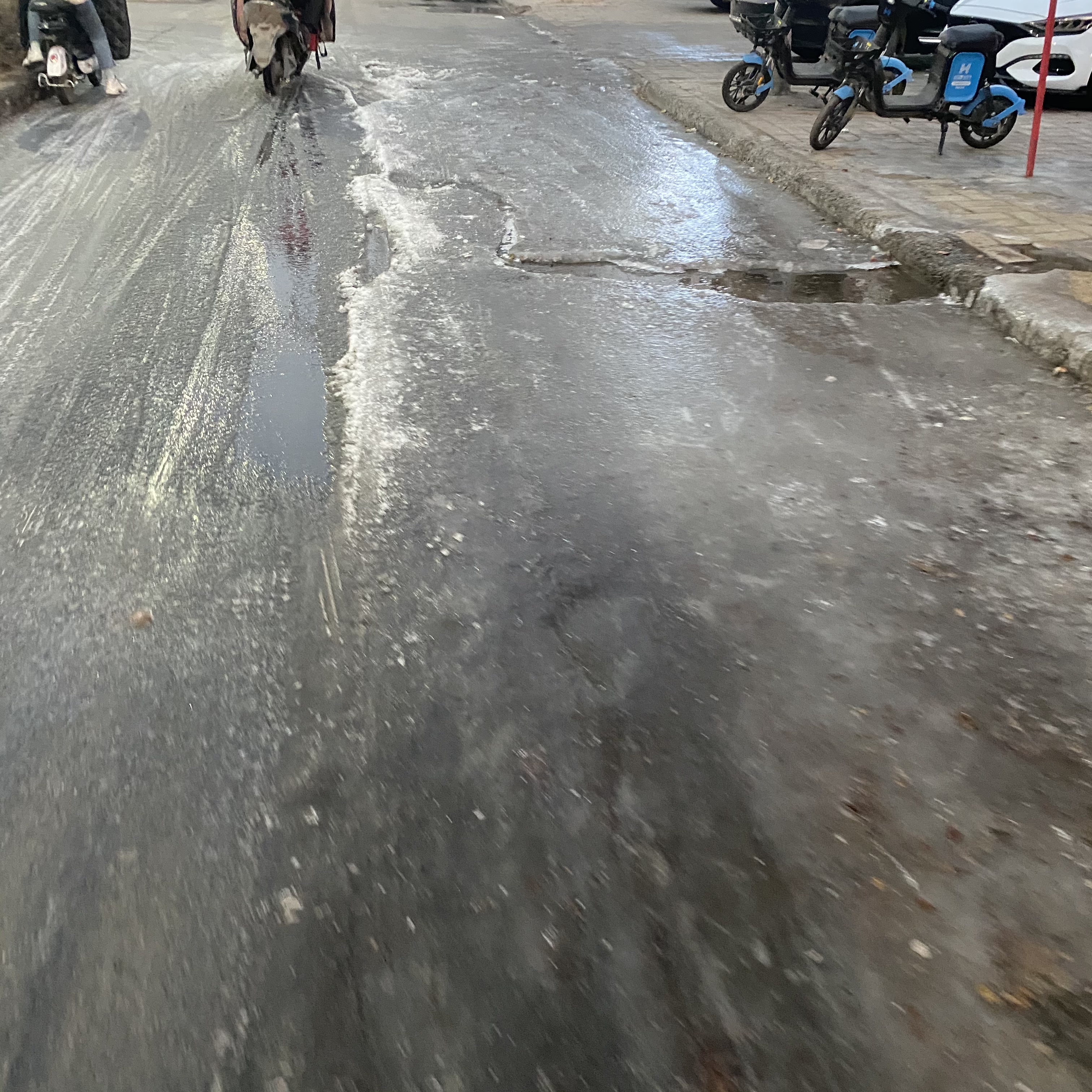 路面结冰给路过市民造成不便 请及时处理