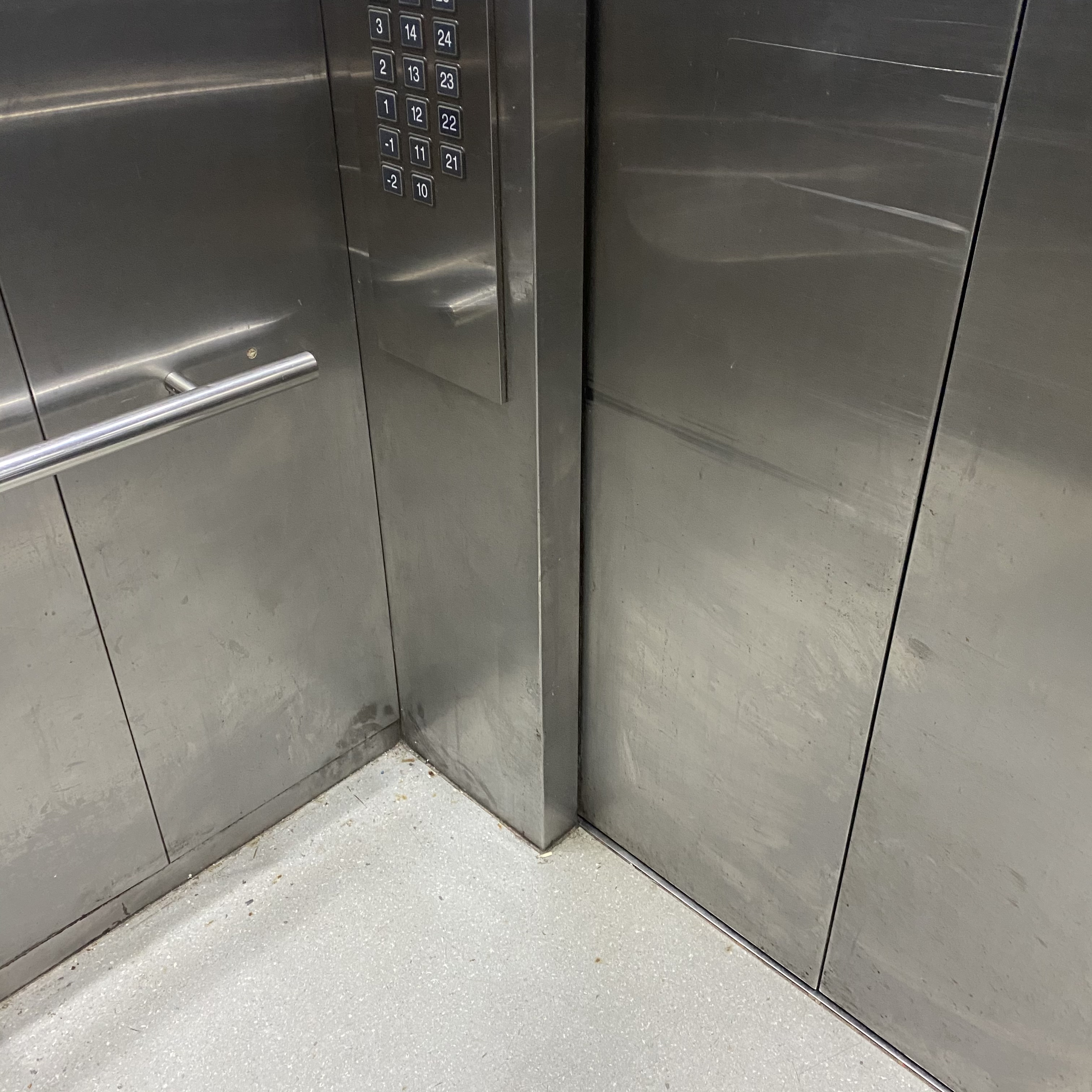 旧电梯改造完成 老年人告别爬楼梯