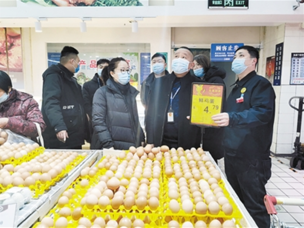 汝州市物价办执法人员检查鸡蛋价格 保障价格平稳有序