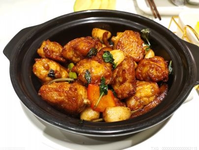 年夜饭进入幸福“倒计时” 盆菜成为广州年夜饭里的超级“硬菜”