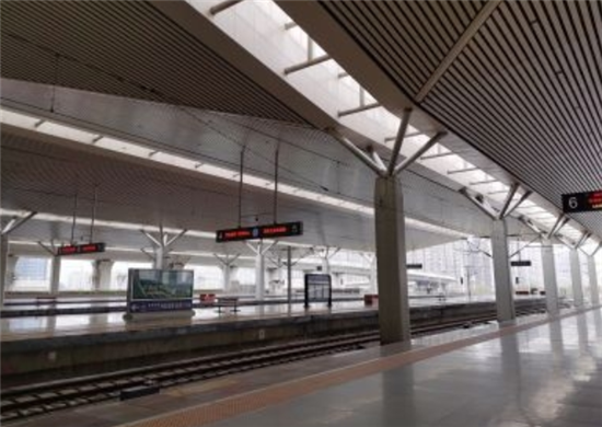 武汉首条无人驾驶地铁列车开行 驶向终点中医药大学站