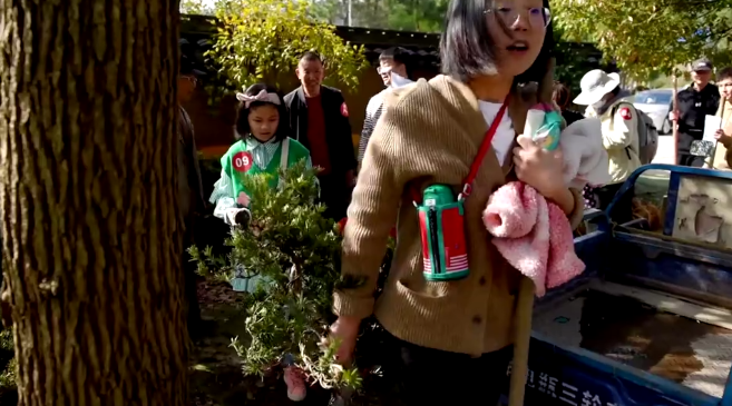 东吴镇：100棵“爱绿护绿”家庭在天童村种树